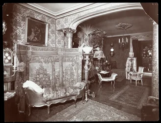 1895年または1896年にニューヨークの122 East 17th StreetにあるElsie de Wolfeの邸宅のリビングルーム（銀ゼラチンプリント）